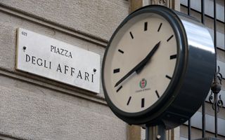 Piazza Affari is moving in positive territory, in tune with Europe